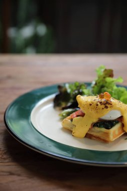 Kahvaltı yemek yumurta benedict, çılbır gözleme ve ahşap arka plan üzerinde füme somon ile sarı sos ile