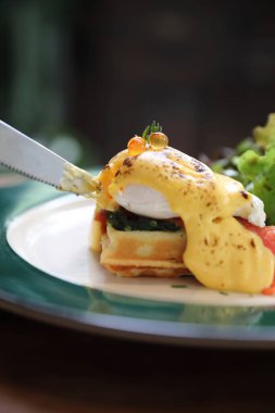 Kahvaltı yemek yumurta benedict, çılbır gözleme ve ahşap arka plan üzerinde füme somon ile sarı sos ile