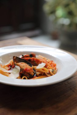 Penne makarna domates sosu arabiata ahşap arka plan vintage tarzı üzerinde deniz ürünleri ile