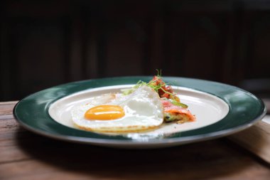 Kabak börek ile yumurta ve ahşap arka plan vinage stilini somon füme