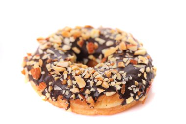 Beyaz arka plan üzerinde izole çikolata ve badem Donut