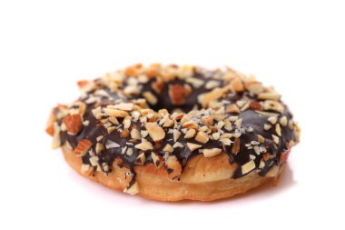 Beyaz arka plan üzerinde izole çikolata ve badem Donut