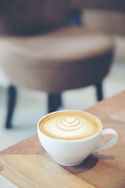 卡布奇诺咖啡或拿铁咖啡 用牛奶制成 放在咖啡店的木桌上 — 图库照片