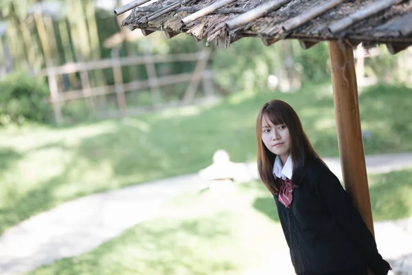 Porträt Der Asiatischen Japanischen Schulmädchen Kostüm Blick Auf Park Outdoor — Stockfoto