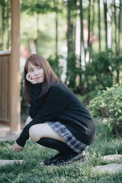 Retrato Asiático Japonés Escuela Chica Traje Sentado Parque Aire Libre —  Fotos de Stock