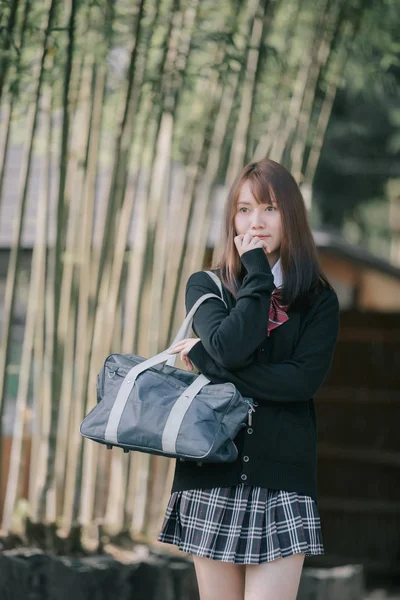 Retrato Asiático Japonês Escola Menina Traje Olhando Para Parque Livre — Fotografia de Stock