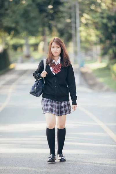 Πορτρέτο Της Ασίας Ιαπωνικά Σχολή Κοστουμιών Κορίτσι Πόδια Στο Πάρκο — Φωτογραφία Αρχείου