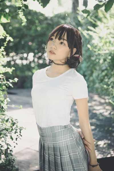 셔츠와 치마를 야외에서 빈티지 영화를 아시아인 소녀의 초상화 — 스톡 사진