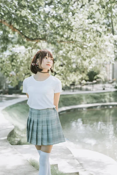 Portret Van Aziatische Meisje Met Wit Shirt Rok Zoek Outdoor — Stockfoto
