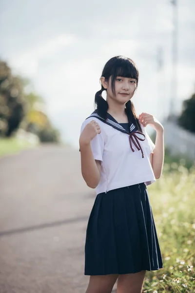 Retrato Asiático Japonês Escola Menina Traje Olhando Para Parque Livre — Fotografia de Stock