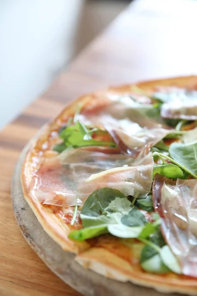 Pizza Met Parma Ham Salade Raket Tomatensaus Met Houten Tafel — Stockfoto