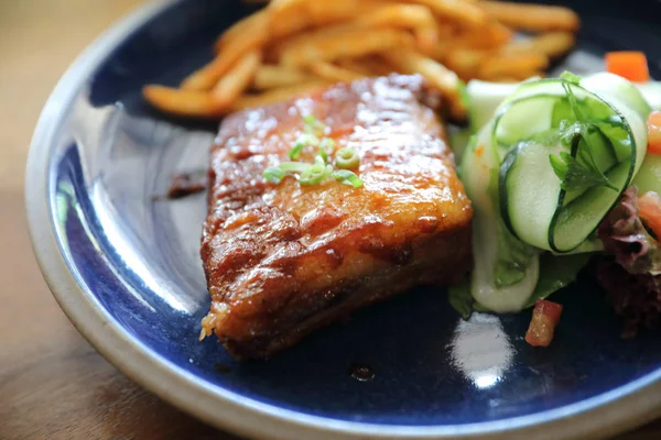 Carne Asada Costillas Cerdo Con Verduras Frescas Viejo Rústico Madera —  Fotos de Stock