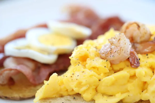 Frühstück Mit Rührei Bratkartoffeln Speck Und Garnelen — Stockfoto