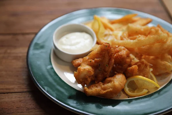 Fish Chips Smažené Ryby Brambor Stylu Vintage Dřevěné Pozadí — Stock fotografie