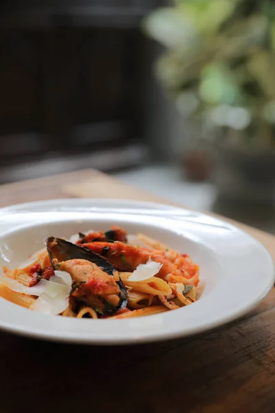 Penne Salsa Tomate Pasta Arabiata Con Mariscos Sobre Fondo Madera — Foto de Stock