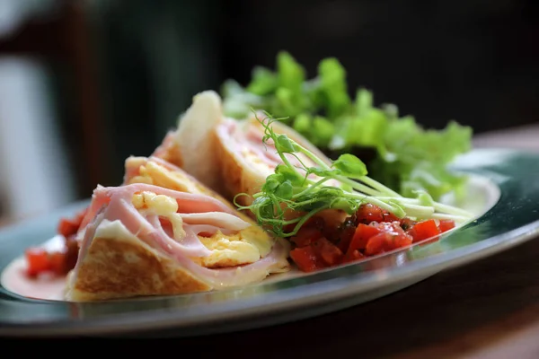 Desayuno Jamón Burrito Huevos Con Ensalada Estilo Vintage —  Fotos de Stock