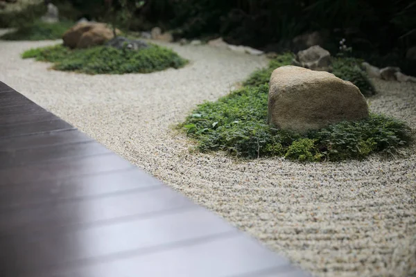日本禅石庭院与木空间背景 — 图库照片