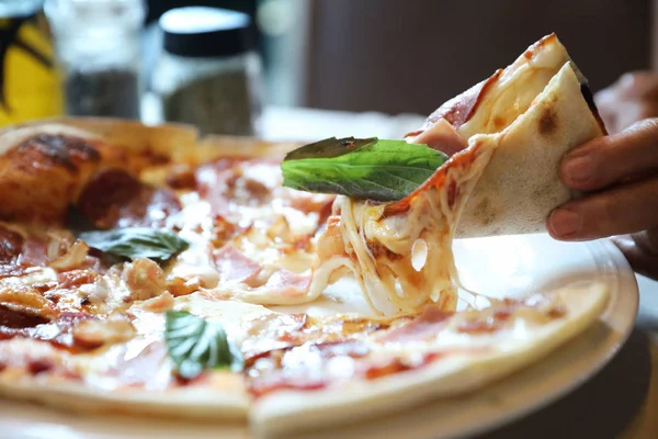 biberli salam ve jambon pizza Restoran arka planda