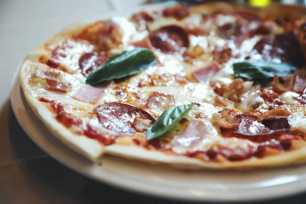 biberli salam ve jambon pizza Restoran arka planda