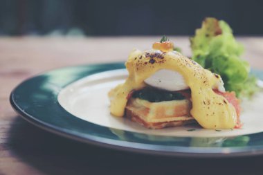 Kahvaltı yemek yumurta benedict, çılbır gözleme ve ahşap arka plan üzerinde füme somon ile sarı sos ile