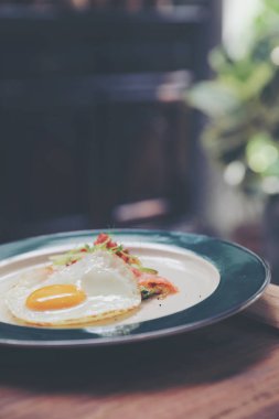 Kabak börek ile yumurta ve ahşap arka plan vinage stilini somon füme