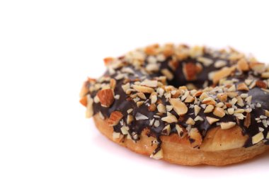Beyaz arka plan üzerinde izole çikolata ve badem Donut