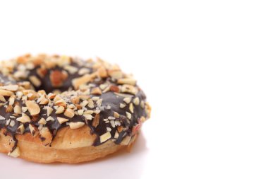 Beyaz arka plan üzerinde izole çikolata ve badem Donut