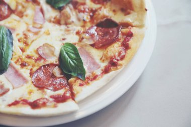 biberli salam ve jambon pizza Restoran arka planda