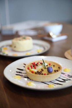 Ahşap arka plan üzerinde şekerli tatlı çikolata topu ile Tepesi limon tart pasta