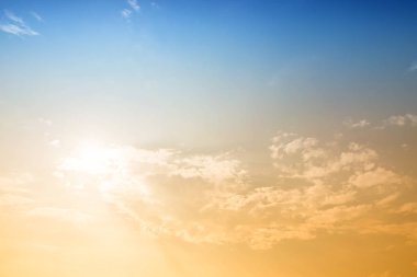 Günbatımında mavi gökyüzü