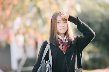 Asya Japon okul kız kostüm park açık film vintage tarzı seyir portresi
