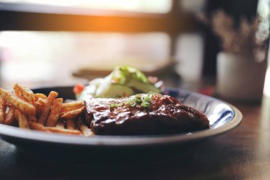 ızgara domuz pirzola biftek bir restoranda eski rustik ahşap üzerinde taze sebze ile