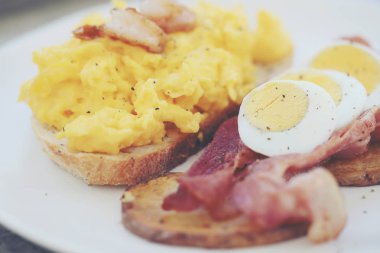 Sahanda yumurta, kızarmış patates pastırma ve karides ile kahvaltı