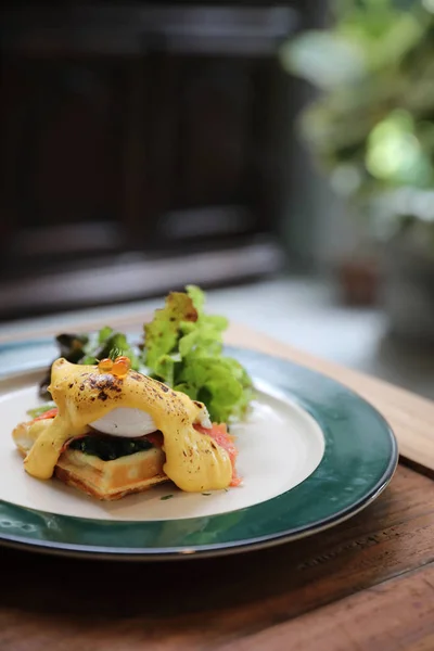 Ontbijt Eten Egg Benedict Gepocheerd Met Gele Saus Met Wafel — Stockfoto