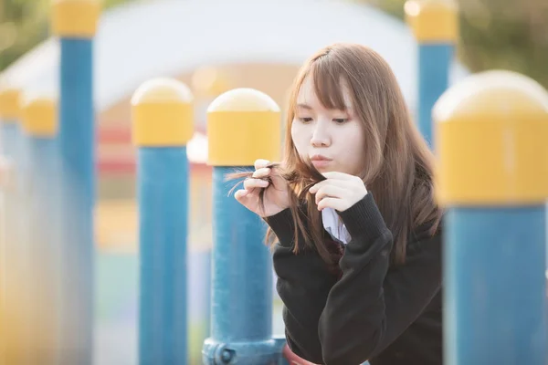 亚洲日本学校女孩服装的肖像看公园户外电影复古风格 — 图库照片