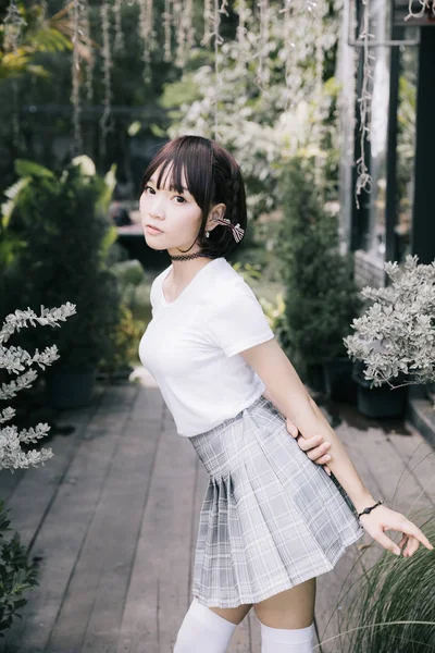 Retrato Chica Asiática Con Camisa Blanca Falda Buscando Naturaleza Aire — Foto de Stock