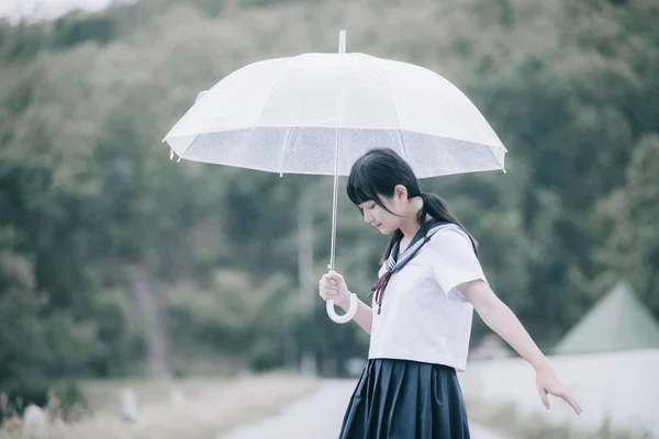 Porträt Eines Asiatischen Schulmädchens Das Bei Regen Mit Regenschirm Auf — Stockfoto