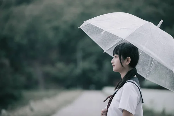 Retrato Niña Escuela Asiática Caminando Con Paraguas Pasarela Naturaleza Lluvia —  Fotos de Stock