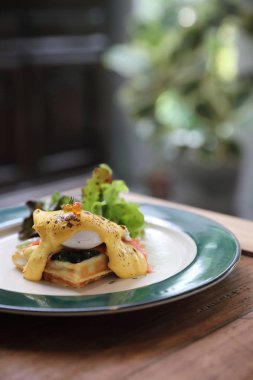 Kahvaltı yemek yumurta benedict, çılbır gözleme ve ahşap arka plan üzerinde füme somon ile sarı sos ile