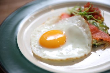 Kabak börek ile yumurta ve ahşap arka plan vinage stilini somon füme