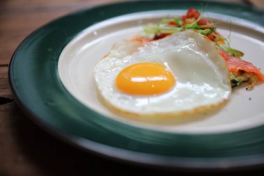 Kabak börek ile yumurta ve ahşap arka plan vinage stilini somon füme