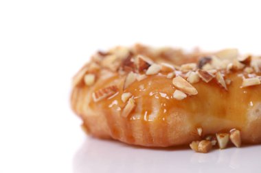 Beyaz arka plan üzerinde izole fıstıklı poğaça