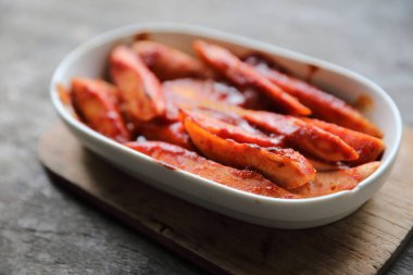 Geleneksel Alman currywurst adet ahşap zemin üzerine köri soslu sosis