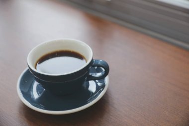 Kahve Kupası ahşap arka plan üzerinde siyah kahve