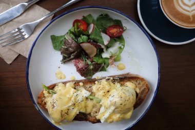 Yumurta benedict, haşlanmış yumurta tost ve kahve ahşap arka plan, İngiliz kahvaltısı üstten görünüm