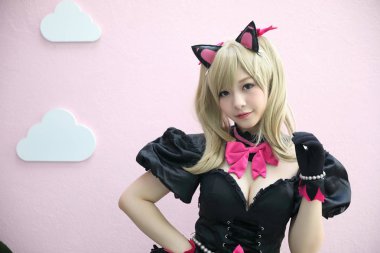 Japonya anime cosplay kız pembe tonda portresi