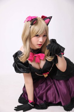 Beyaz arka planda izole Japonya anime cosplay kız portresi