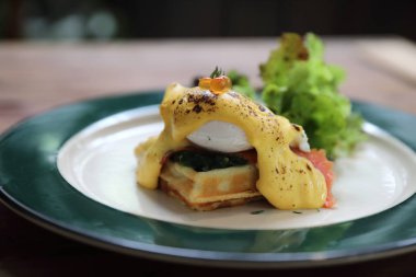 Kahvaltı yemek yumurta benedict, çılbır gözleme ve ahşap arka plan üzerinde füme somon ile sarı sos ile