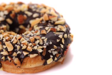 Beyaz arka plan üzerinde izole çikolata ve badem Donut