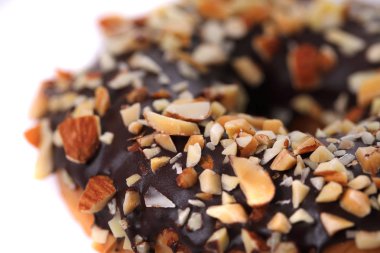 Beyaz arka plan üzerinde izole çikolata ve badem Donut